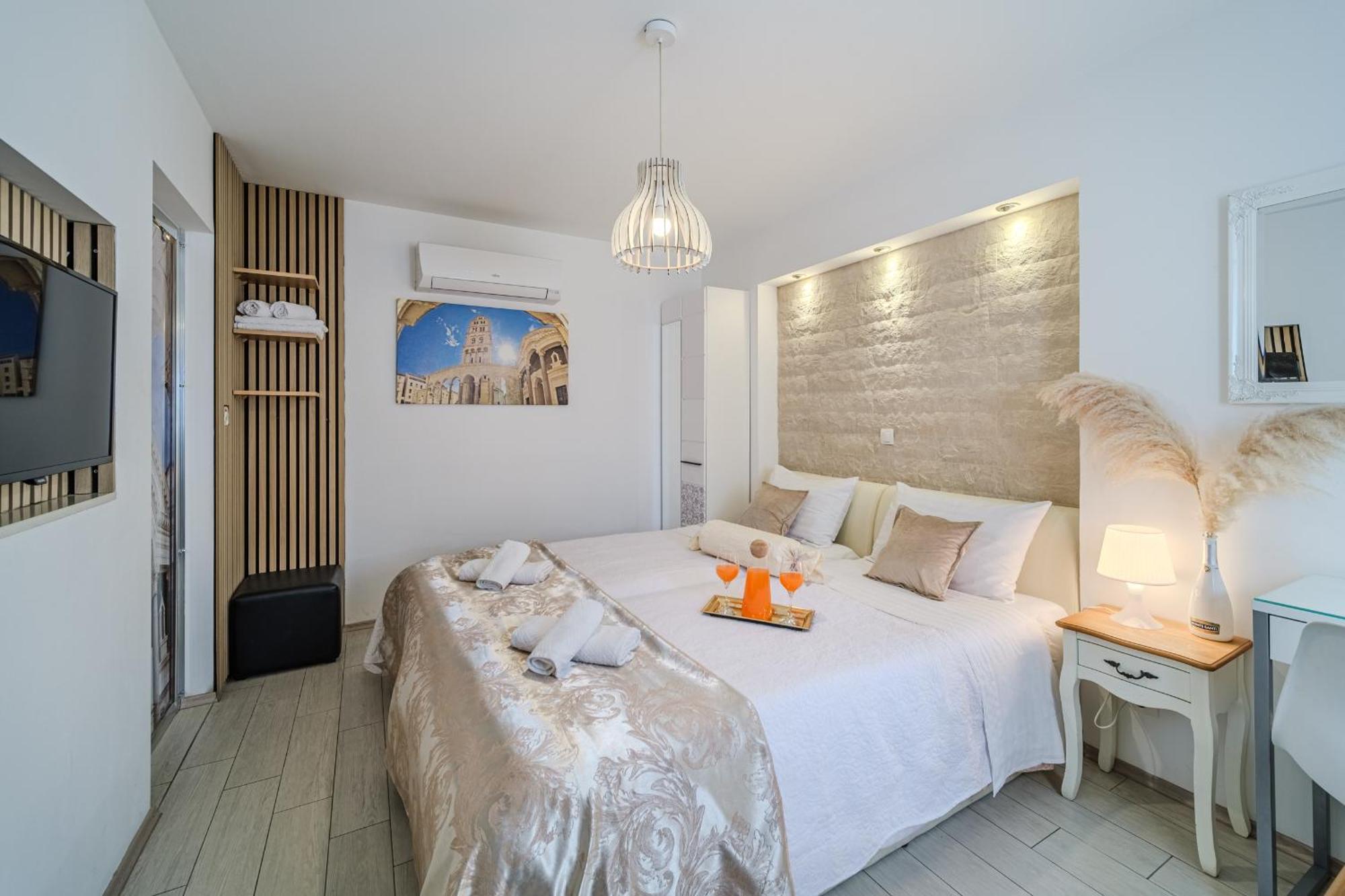 Central Split Rooms And Apartments Paese 外观 照片