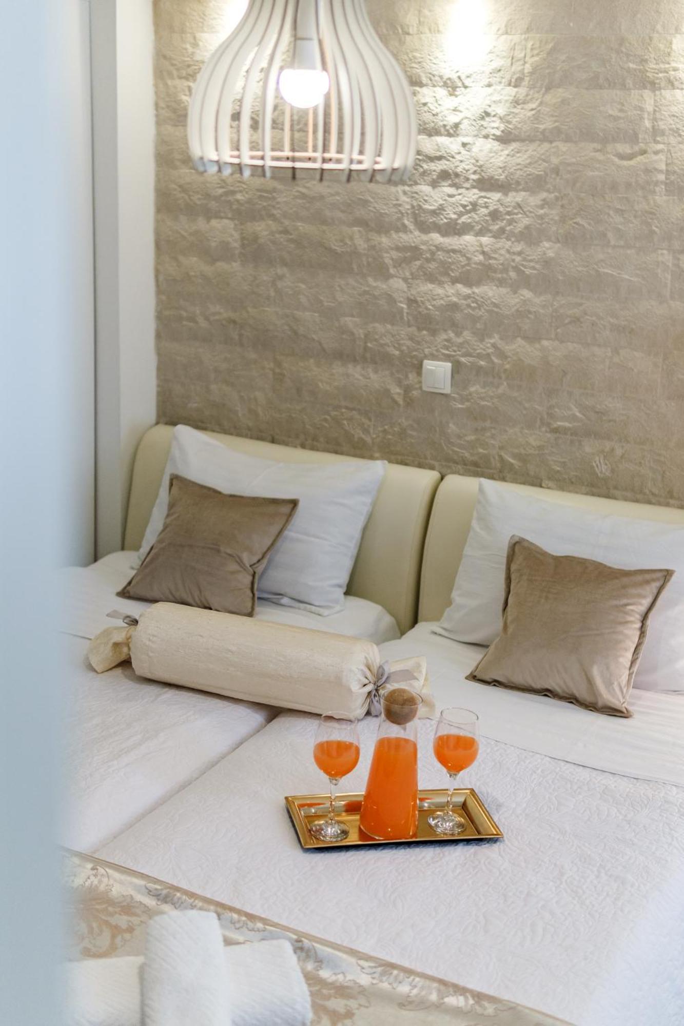 Central Split Rooms And Apartments Paese 外观 照片