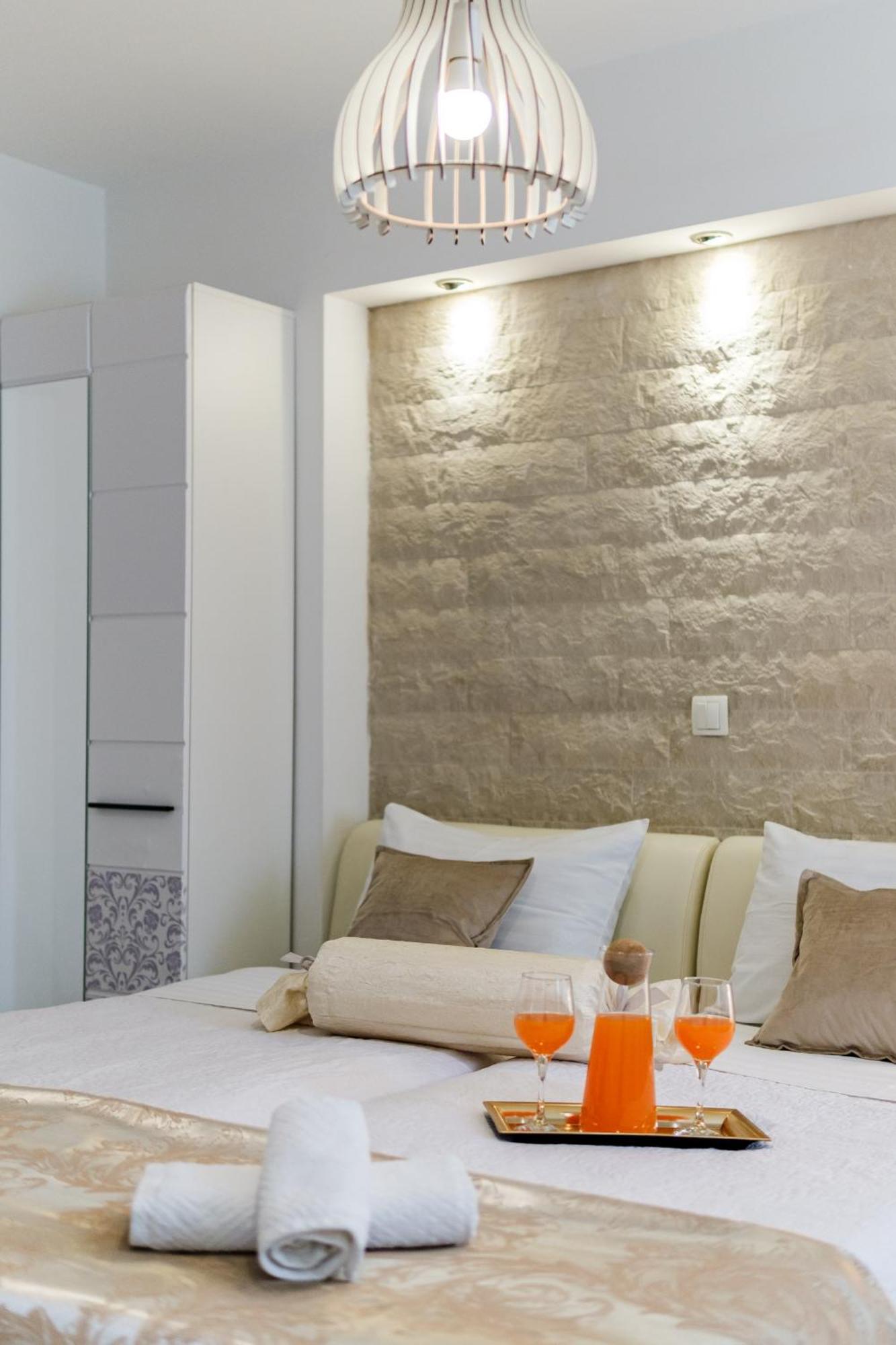 Central Split Rooms And Apartments Paese 外观 照片
