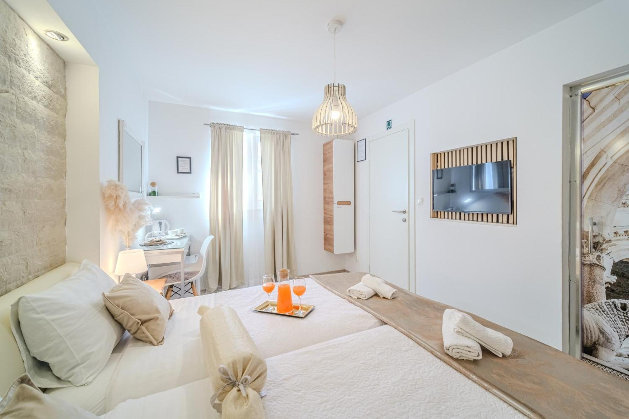 Central Split Rooms And Apartments Paese 外观 照片