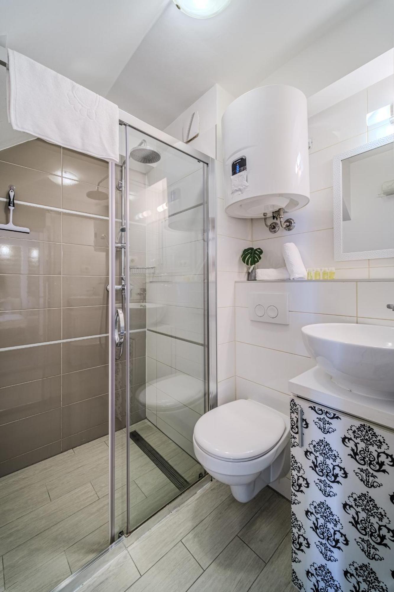Central Split Rooms And Apartments Paese 外观 照片