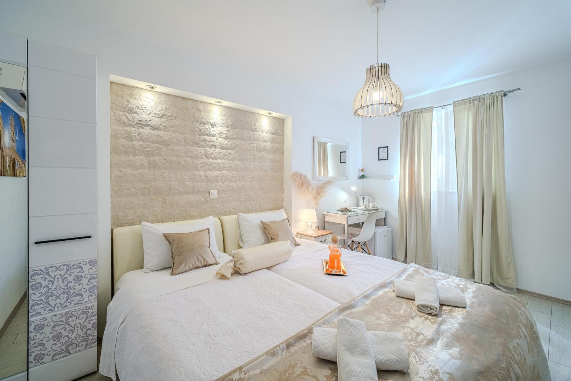 Central Split Rooms And Apartments Paese 外观 照片