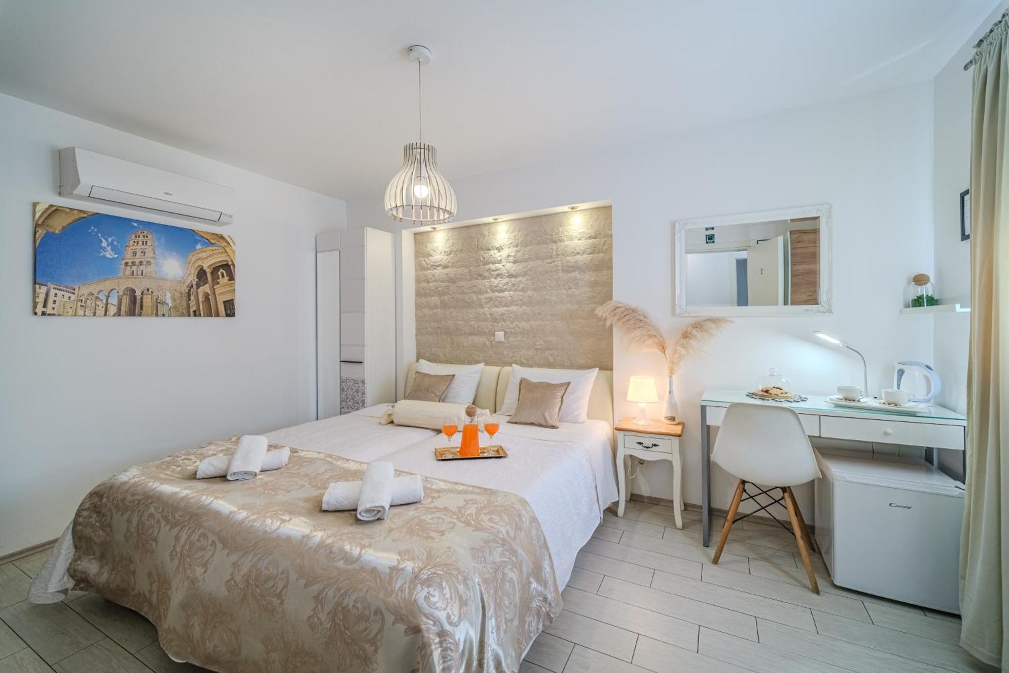 Central Split Rooms And Apartments Paese 外观 照片