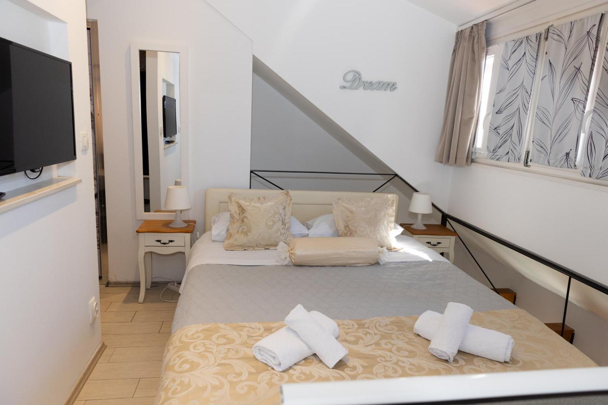 Central Split Rooms And Apartments Paese 外观 照片
