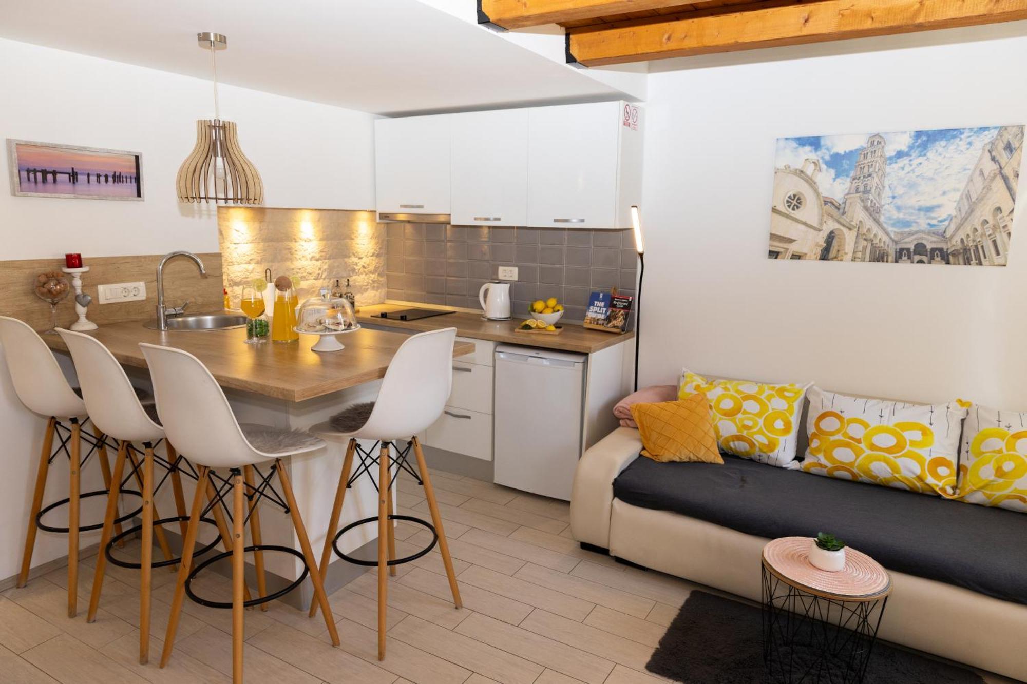 Central Split Rooms And Apartments Paese 外观 照片