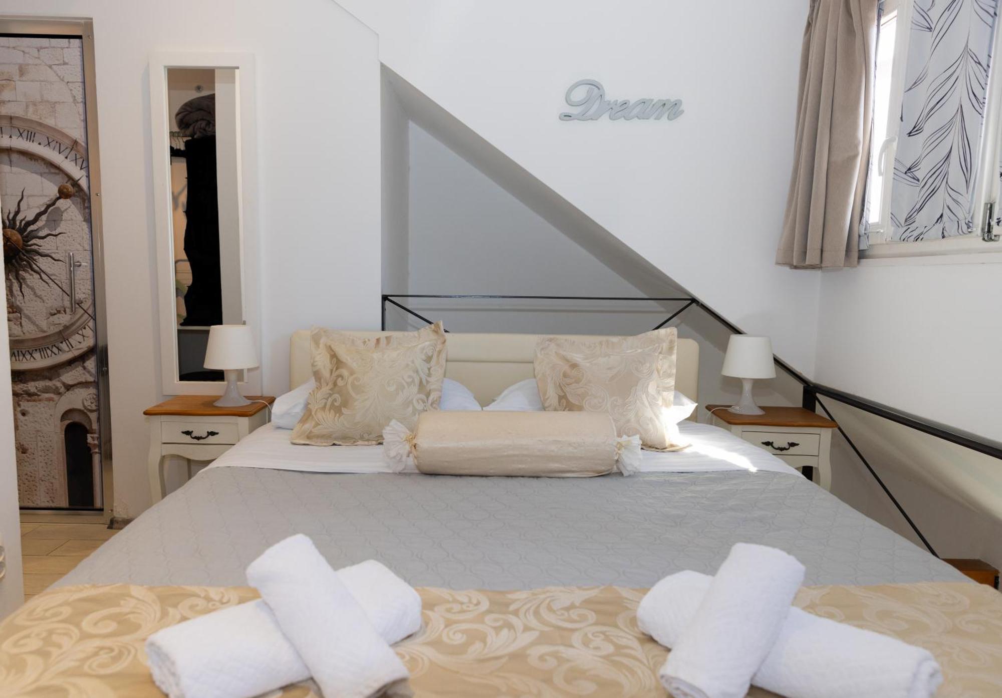 Central Split Rooms And Apartments Paese 外观 照片