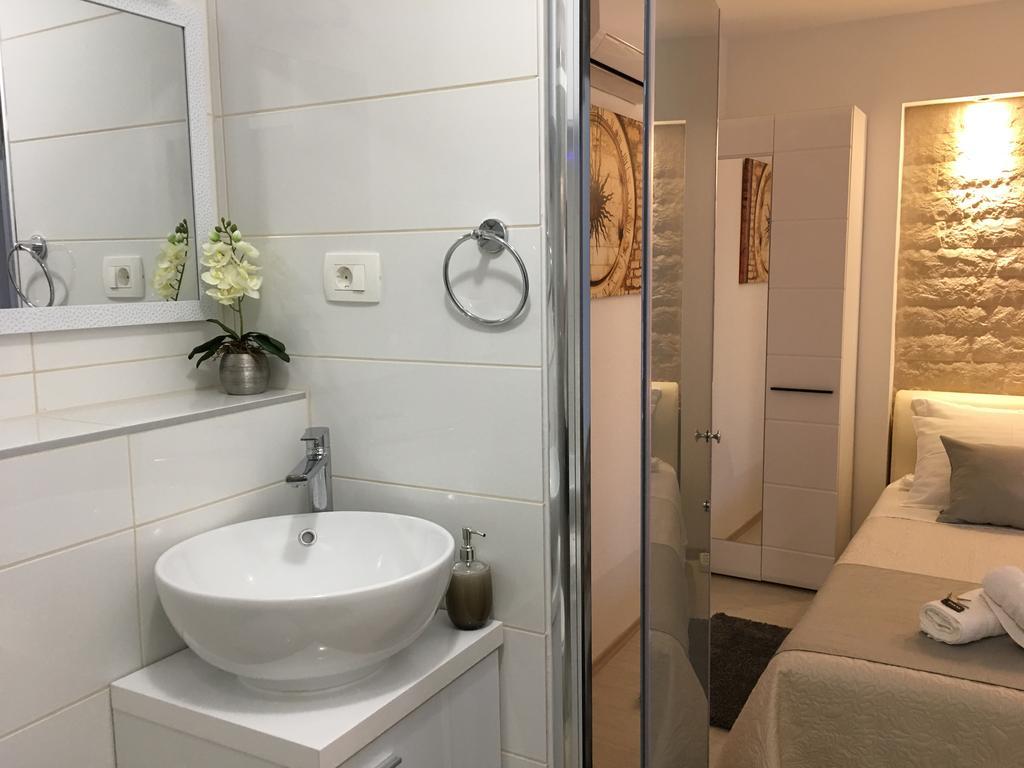 Central Split Rooms And Apartments Paese 外观 照片